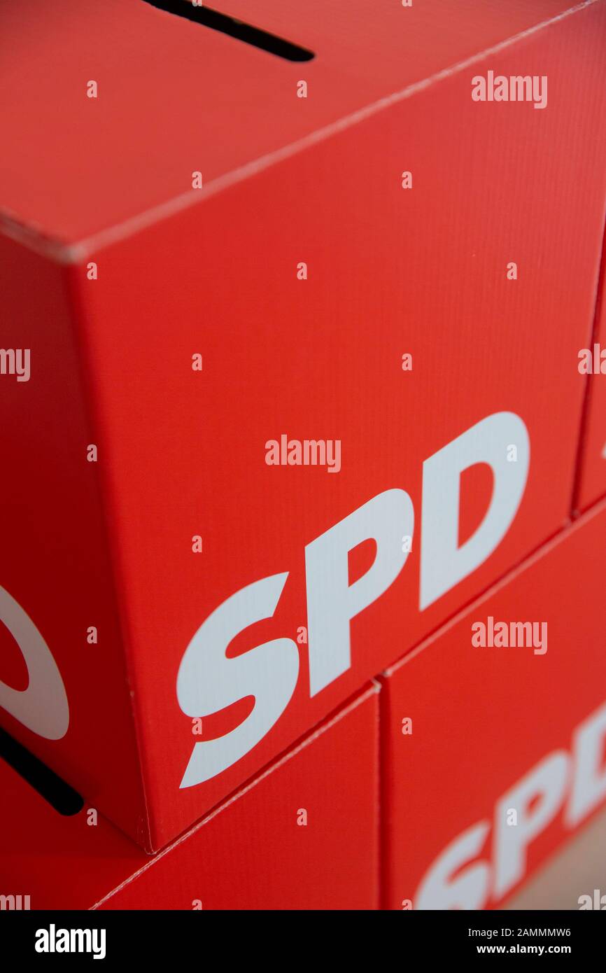 Die SPD im Landkreis Fürstenfeldbruck stellt ihre Kandidatenliste für die Kommunalwahlen 2020 im Gemeindezentrum Emmering auf. Das Bild zeigt Wahlurnen aus Pappe mit dem SPD-Logo. [Automatisierte Übersetzung] Stockfoto