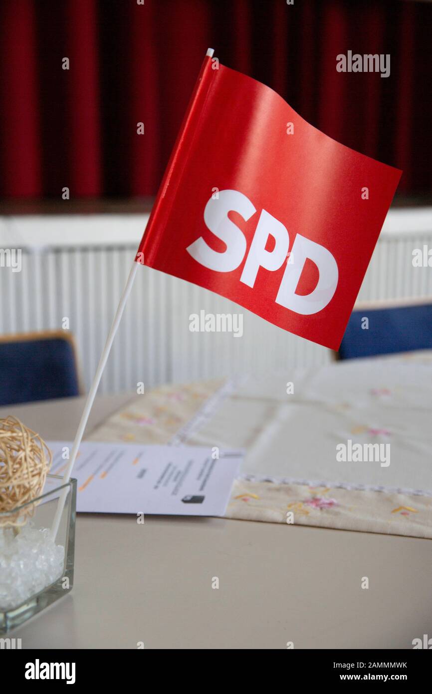 Die SPD im Landkreis Fürstenfeldbruck stellt ihre Kandidatenliste für die Kommunalwahlen 2020 im Gemeindezentrum Emmering auf. Das Bild zeigt eine Fahne mit dem SPD-Logo. [Automatisierte Übersetzung] Stockfoto