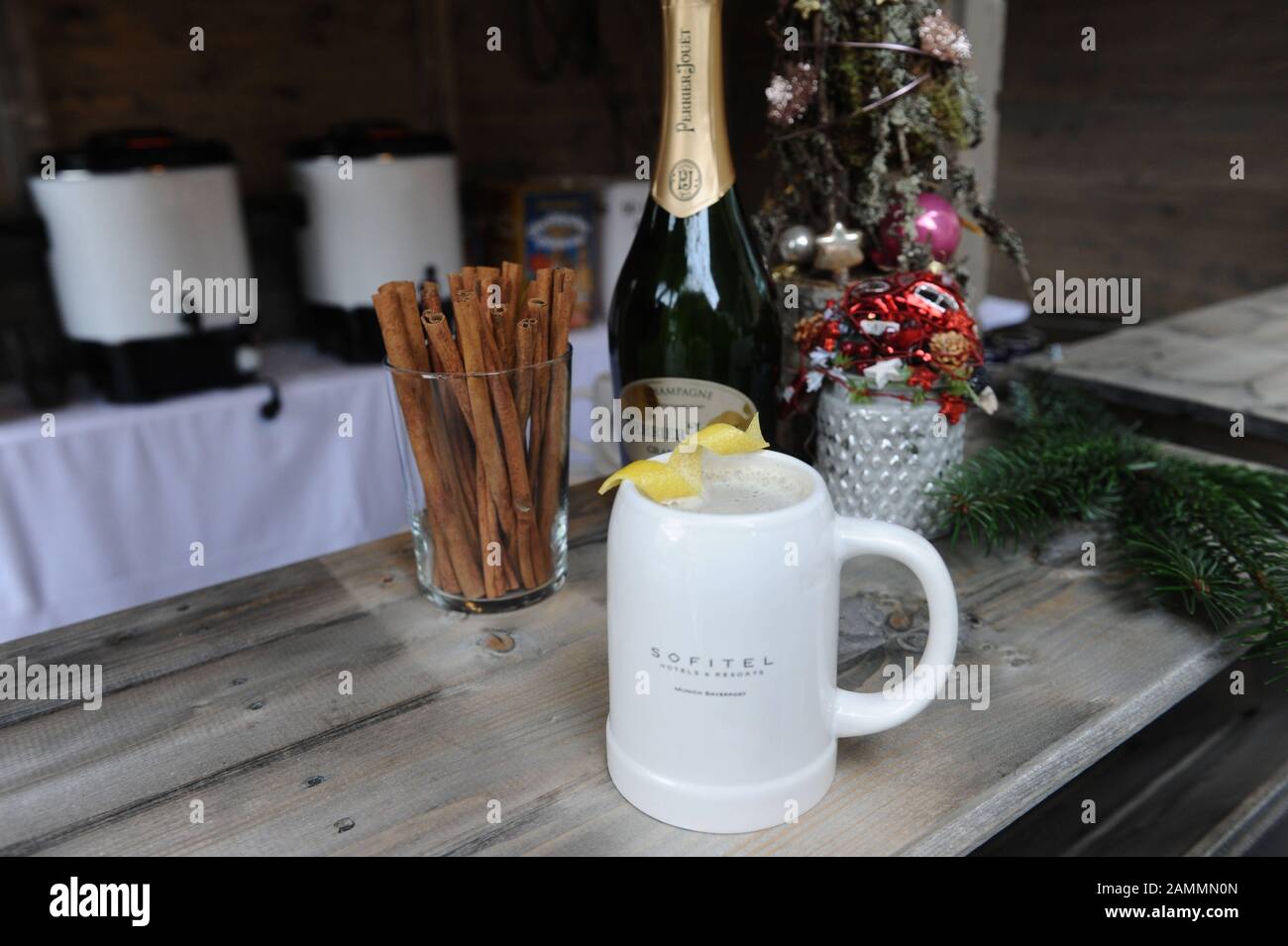 Champagner Glühwein in einem Bierbecher ist auf dem hauseigenen Weihnachtsmarkt im Sofitel Bayerpost Hotel am Münchner Hauptbahnhof erhältlich. [Automatisierte Übersetzung] Stockfoto