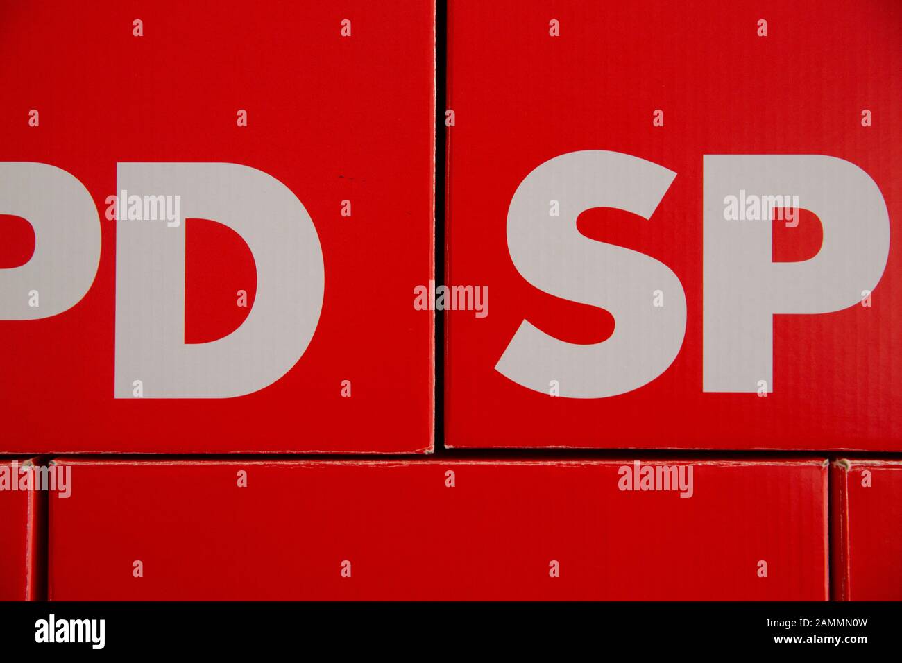 Die SPD im Landkreis Fürstenfeldbruck stellt ihre Kandidatenliste für die Kommunalwahlen 2020 im Gemeindezentrum Emmering auf. Das Bild zeigt Wahlurnen aus Pappe mit dem SPD-Logo. [Automatisierte Übersetzung] Stockfoto