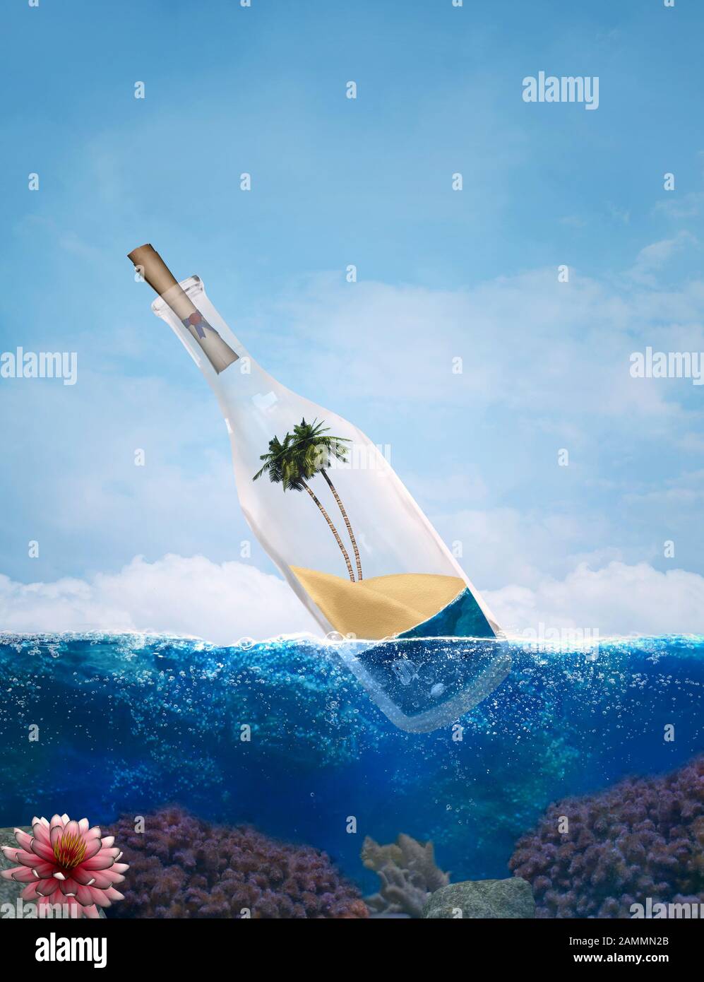 Surreale Nachricht in einer Flasche schweben im blauen Ozean Stockfoto