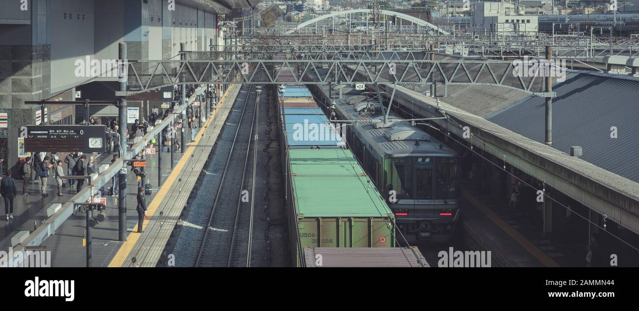 Menschen, die auf den japanischen Zug am Bahnhof Kyoto in Japan warten Stockfoto