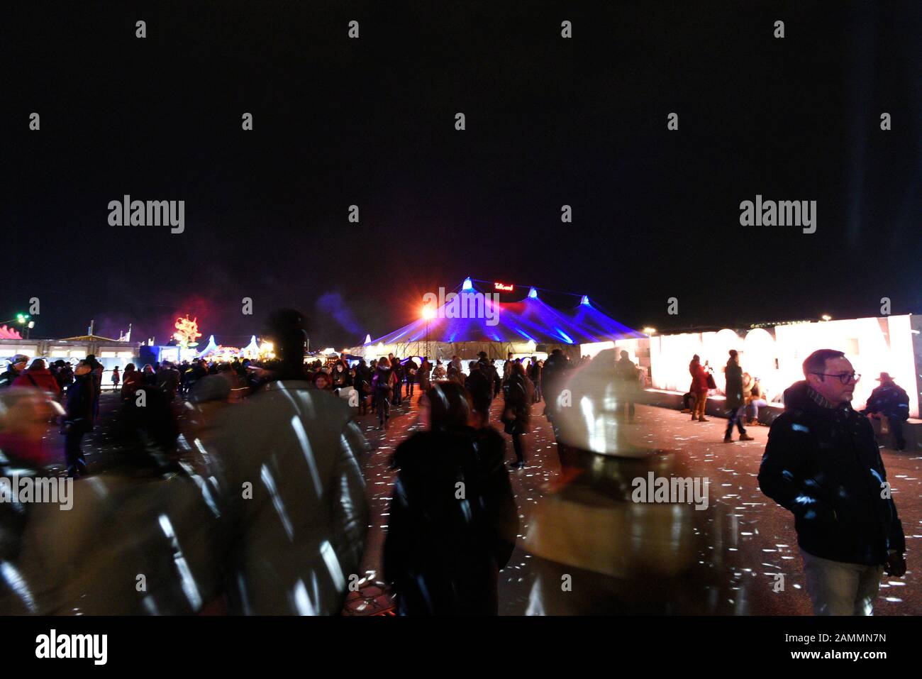 Besucher beim Tollwood Winter Festival auf der Theresienwiese in München. [Automatisierte Übersetzung] Stockfoto