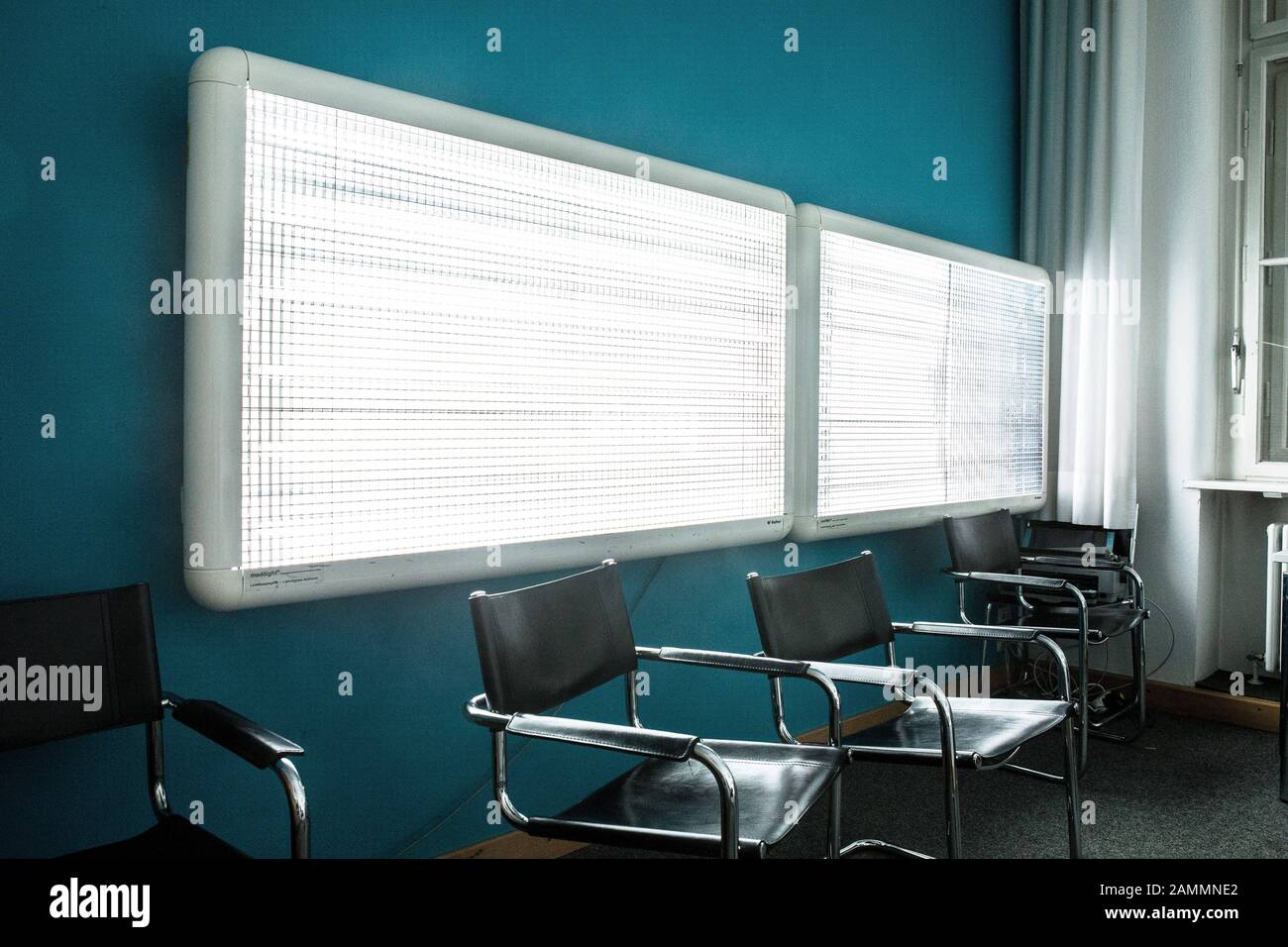 In der Klinik für Psychiatrie in der Nußbaumstraße werden winterdepressive Patienten mit 10.000 Lux künstlichem Licht behandelt, um ihre Stimmung zu erhellen. [Automatisierte Übersetzung] Stockfoto