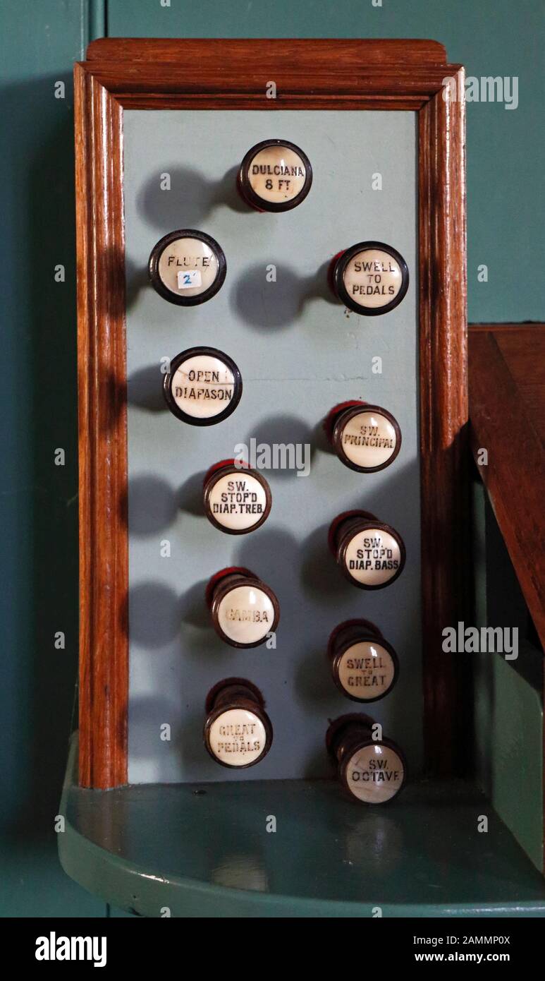 Eine kleine Bank der Orgel in der Kirche von St. Peter im Belaugh, Norfolk, England, Vereinigtes Königreich, Europa. Stockfoto