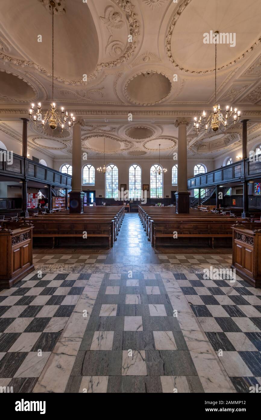 King Charles The Martyr-Kirche, in der Nähe der Pantiles in Tunbridge Wells, Kent. Die 1676 erbaute älteste Putzdecke stammt von John Weatherell. Stockfoto