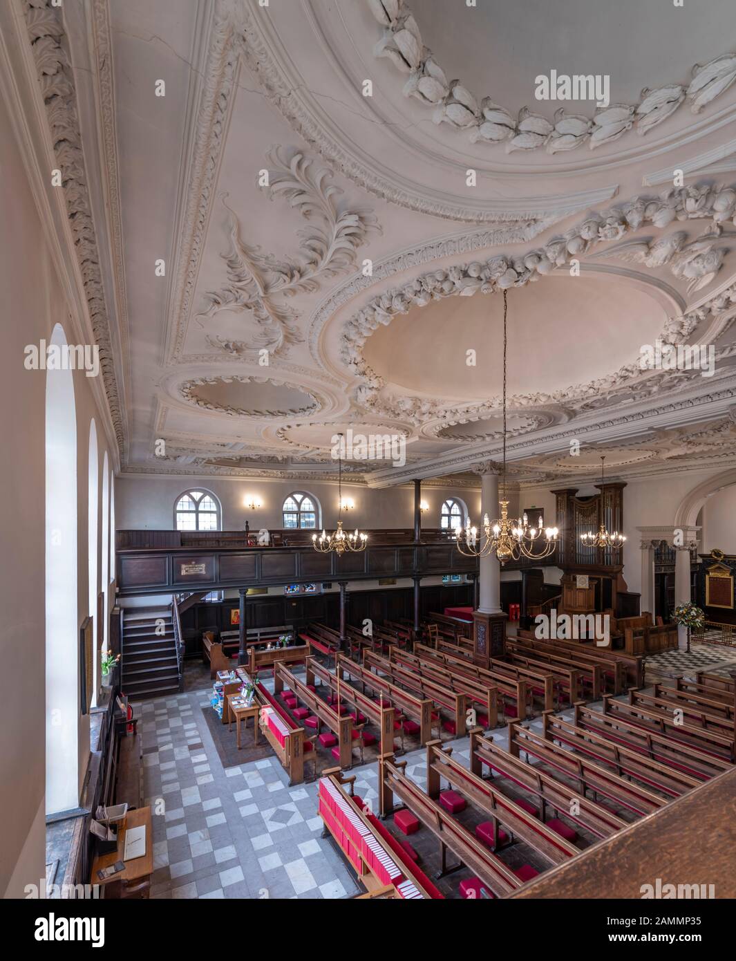 King Charles The Martyr-Kirche, in der Nähe der Pantiles in Tunbridge Wells, Kent. Die 1676 erbaute älteste Putzdecke stammt von John Weatherell. Stockfoto