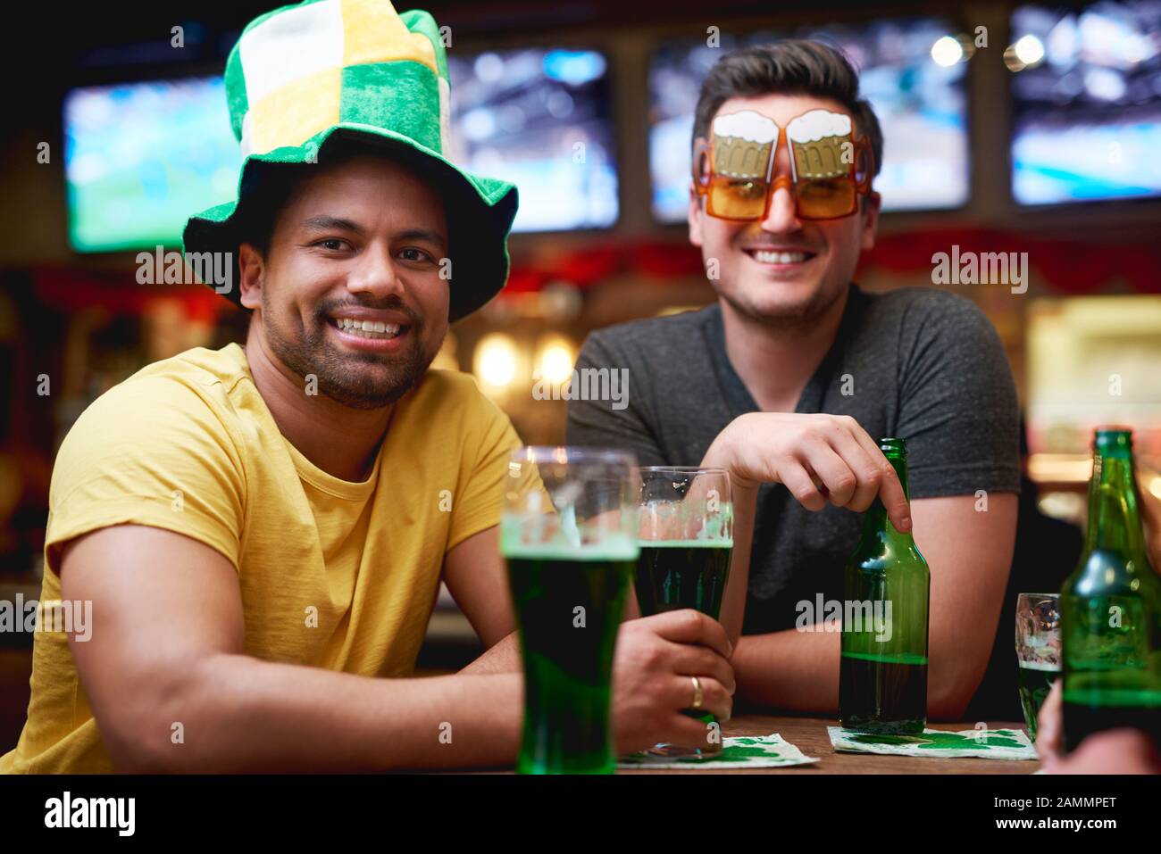 Männer mit Leprechauns Hut und Bier, die den Tag des Heiligen Patrick feiern Stockfoto