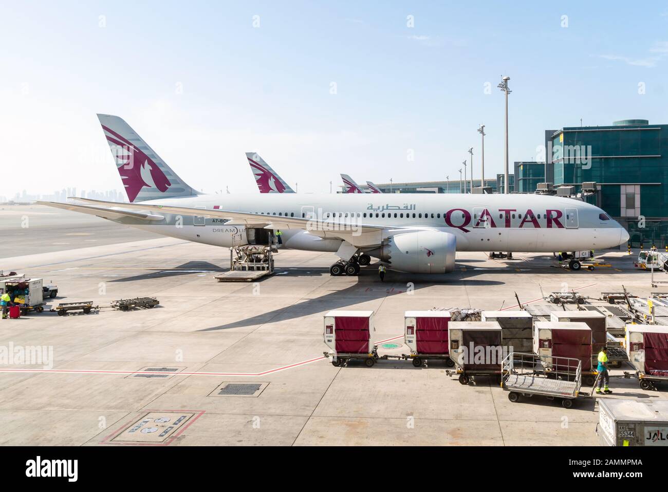 Doha, KATAR - APR7, 2018:Hamad International Airport am 7.April 2018 in Doha, Katar. Sie ist die Drehscheibe für die nationale Fluggesellschaft Qatar Airways und die Internati Stockfoto