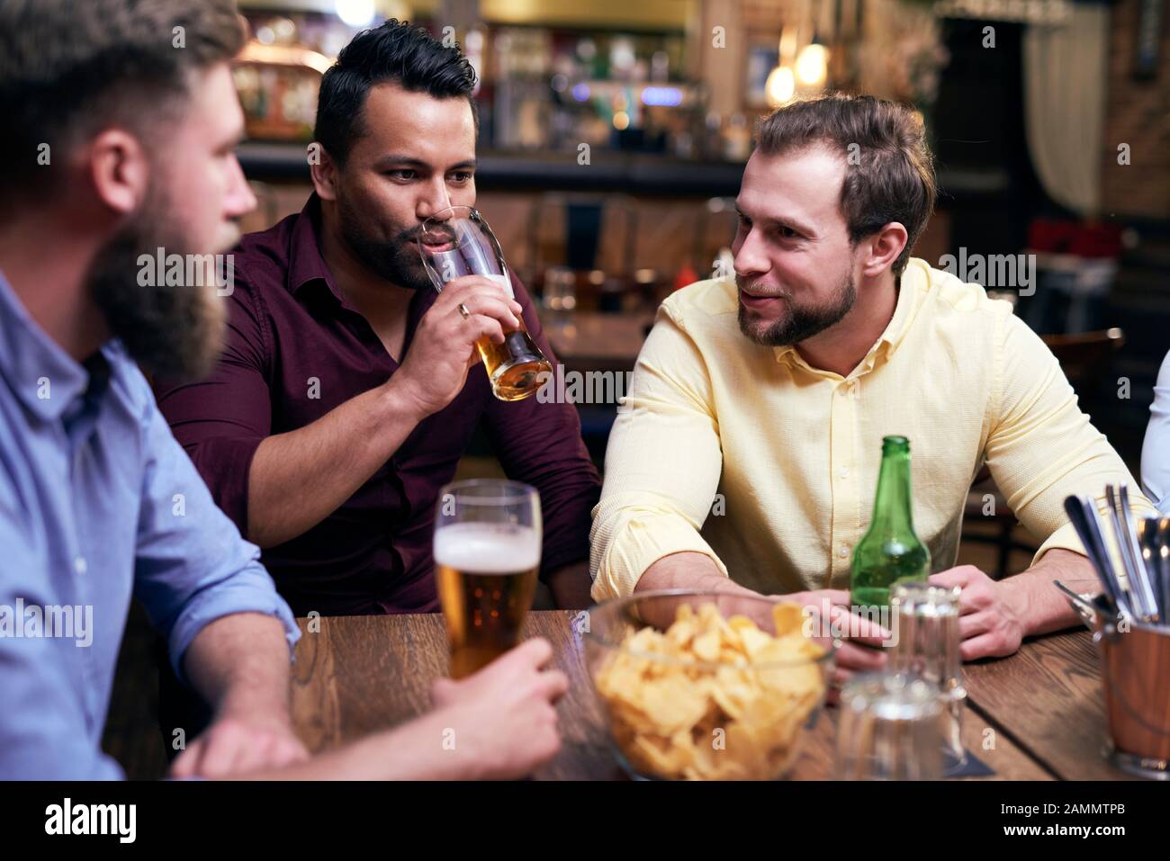 Drei Männer verbringen gemeinsam Zeit in der Kneipe Stockfoto