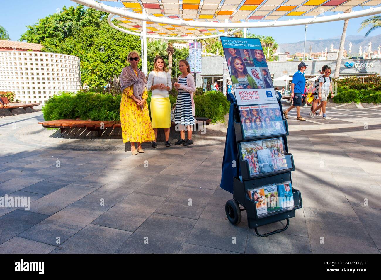 Teneras, SPANIEN - DEC 27, 2019: Drei Johovahs Zeugen, die Frauen auf der Straße predigen, mit dem, was sie Cart Withowing nennen. Stockfoto