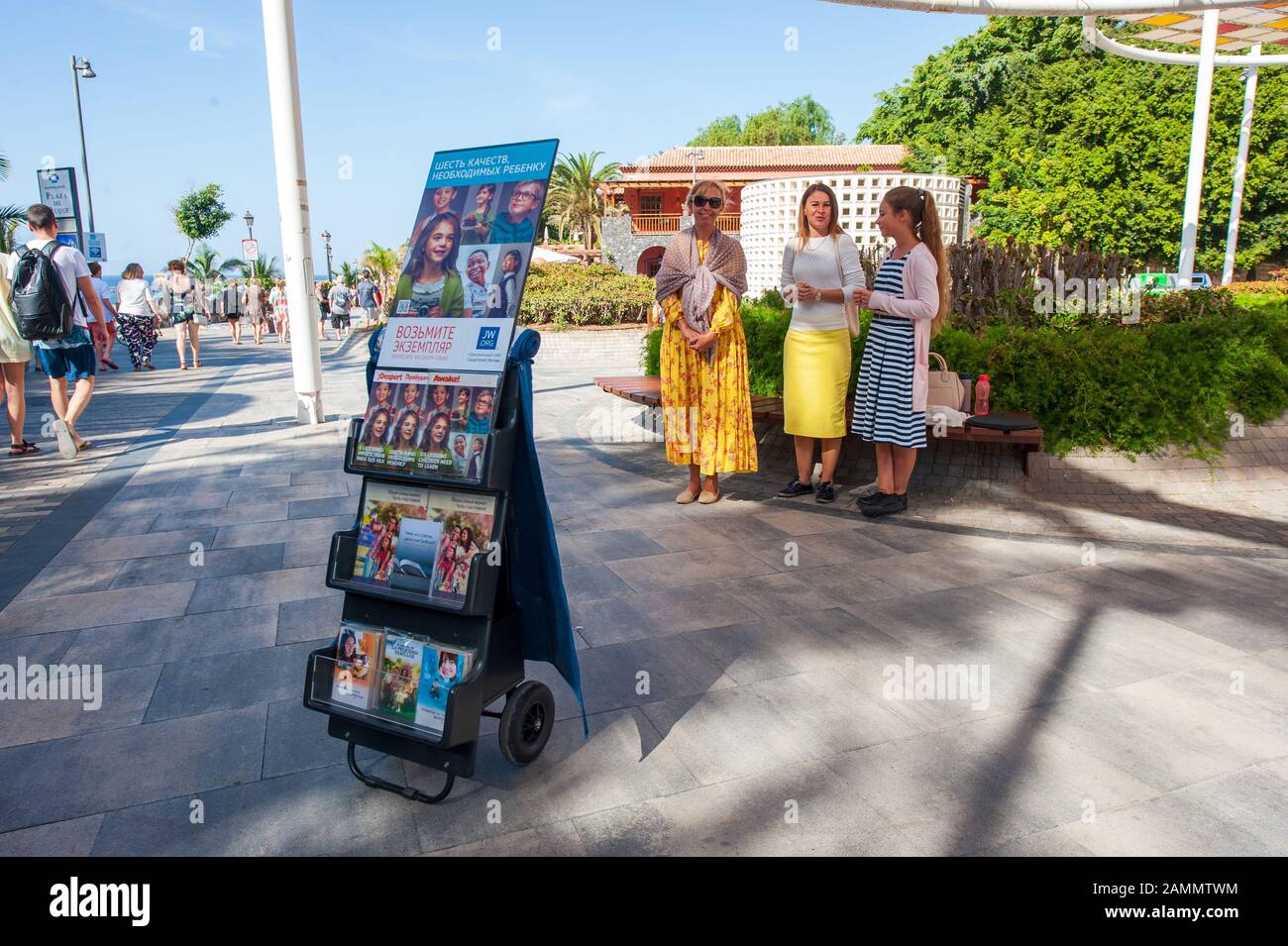 Teneras, SPANIEN - DEC 27, 2019: Drei Johovahs Zeugen, die Frauen auf der Straße predigen, mit dem, was sie Cart Withowing nennen. Stockfoto