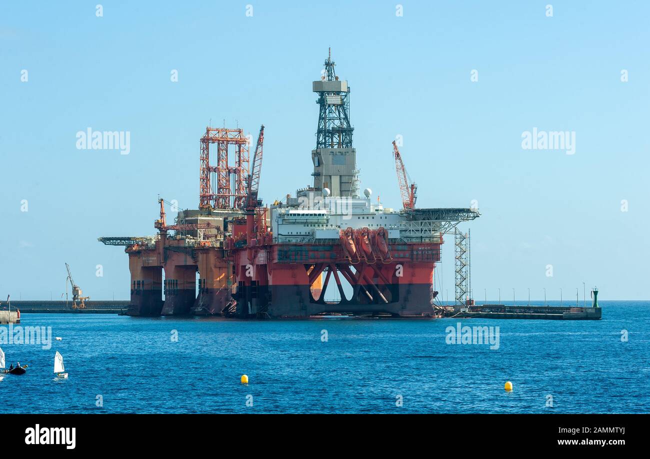Santa CRUZ, TENERA, SPANIEN - 23 DEC, 2019: Eine Ölplattform direkt vor dem Hafen von Santa Cruz auf Tenera. Stockfoto