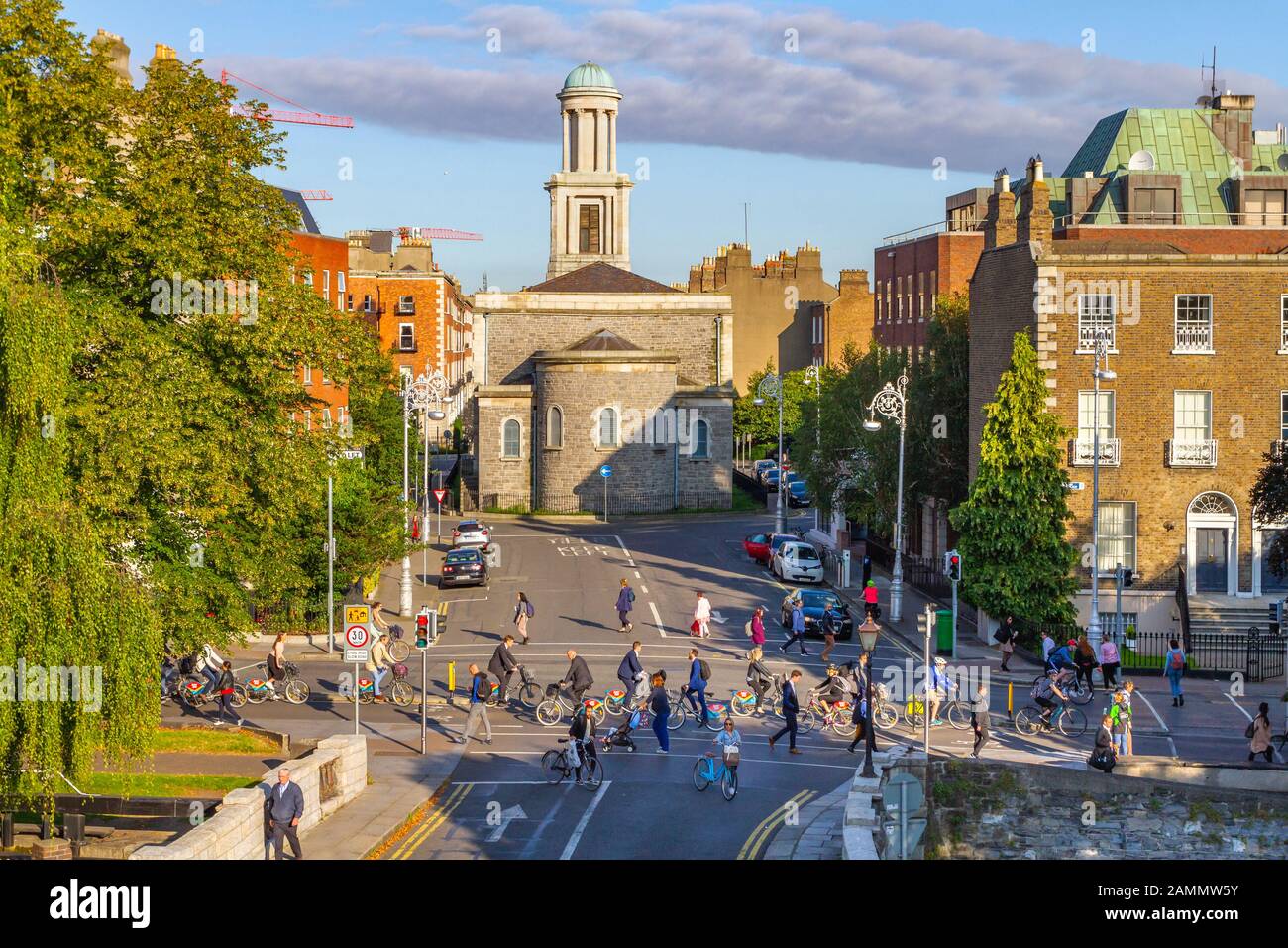 Pendler mit Fahrrädern und zu Fuß Dublin, Irland, Pepper Canister, Grand Canal. Radfahrer und Fußgänger auf umweltfreundlichem Weg Stockfoto