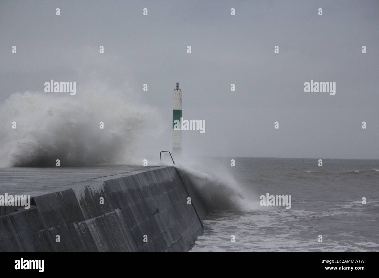 Aberystwyth Wales UK Wetter 14. Januar 2020. Sintflutartiger Regen, gepaart mit starken Wind der Gale Force, die die Küstengebiete von Westwales durchschlagen, riesige Wellen, die durch den starken Wind gegen die Hafenmauer und die Promenade vor Aberystwyth getrieben werden: Credit: Mike davies/Alamy Live News Stockfoto