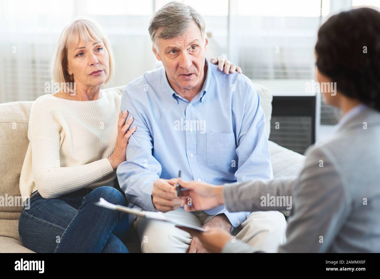 Senioren-Paar spricht zu Hause mit Finanzberater Stockfoto