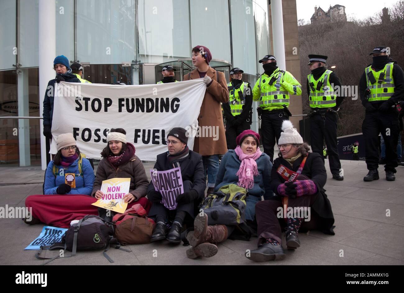 Extinction Rebellion Climate Demonstration außerhalb von Baillie Gifford, Leith Street, Edinburgh, Schottland. Januar 2020. Stockfoto