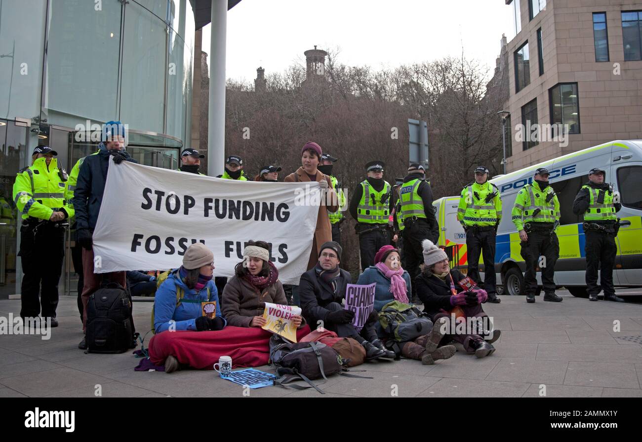 Extinction Rebellion Climate Demonstration außerhalb von Baillie Gifford, Leith Street, Edinburgh, Schottland. Januar 2020. Stockfoto