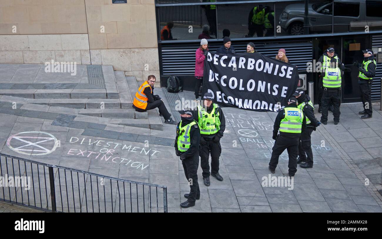 Extinction Rebellion Climate Demonstration außerhalb von Baillie Gifford, Leith Street, Edinburgh, Schottland. Januar 2020. Stockfoto