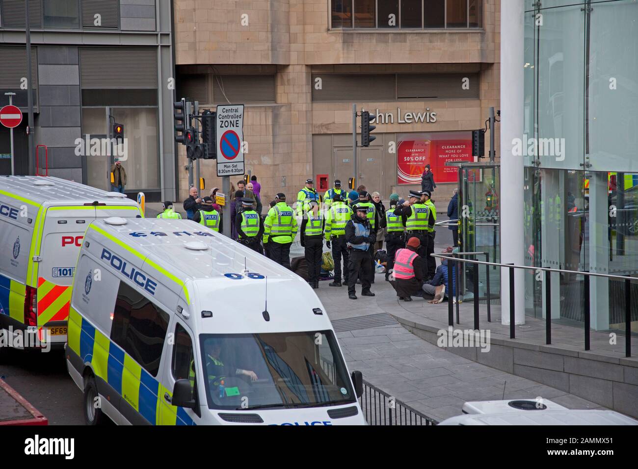 Extinction Rebellion Climate Demonstration außerhalb von Baillie Gifford, Leith Street, Edinburgh, Schottland. Januar 2020. Stockfoto