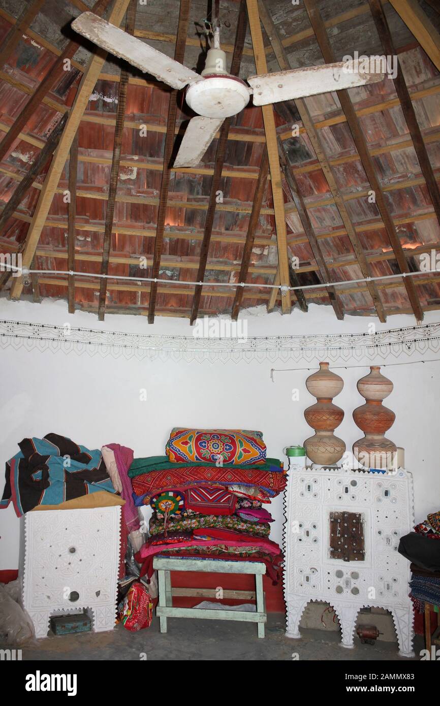 Innenansicht des Meghwal Tribal House of Bhirandiyara Village, Great Rann Of Kutch, Gujarat, Indien Stockfoto