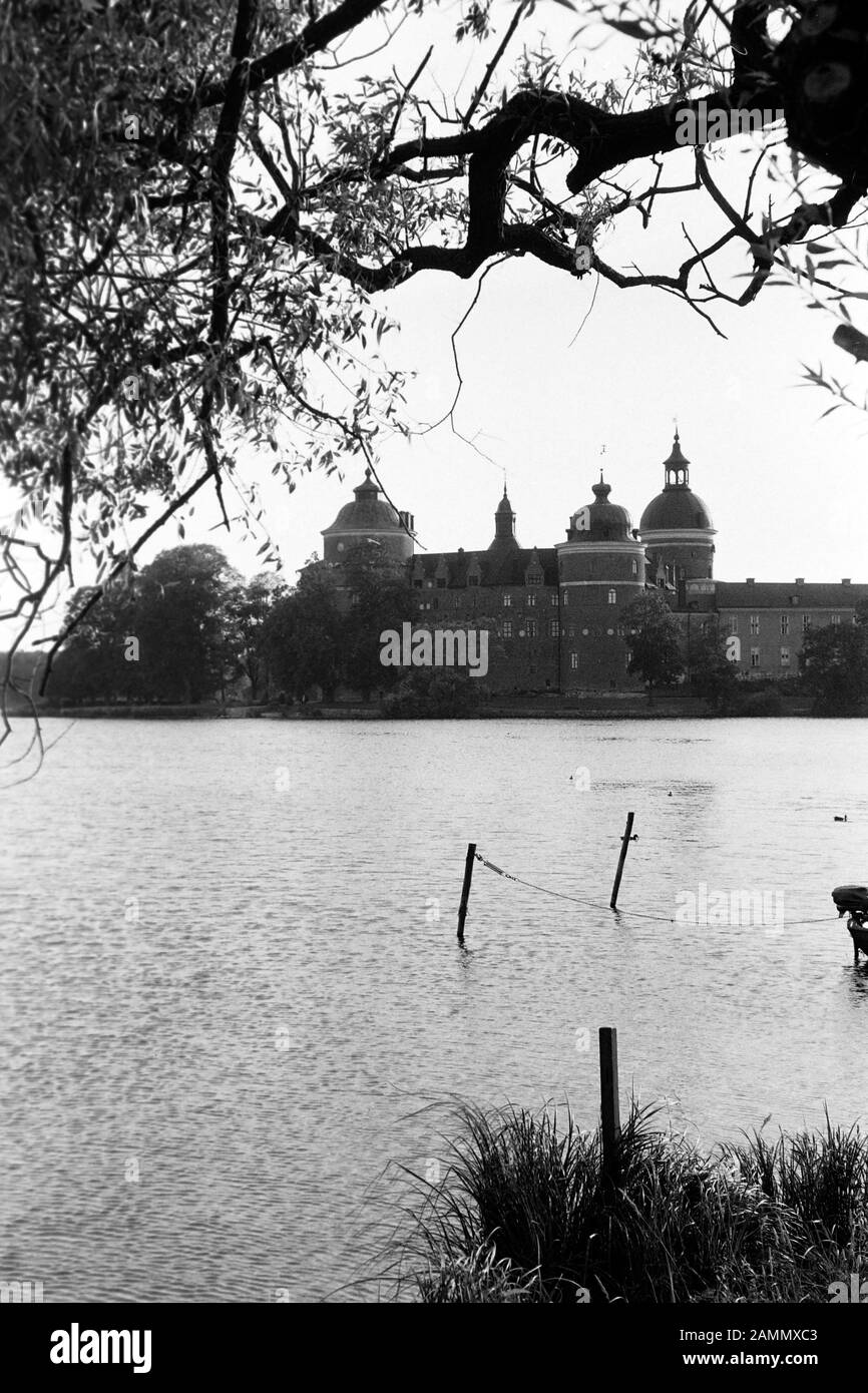 Seeblick auf Schloss Gripsholm am See Mälaren, bei Stockholm, Schweden, 1969. Blick auf den See auf das Schloss Gripsholm am Mälarsee, Stockholm, Schweden, 1969. Stockfoto
