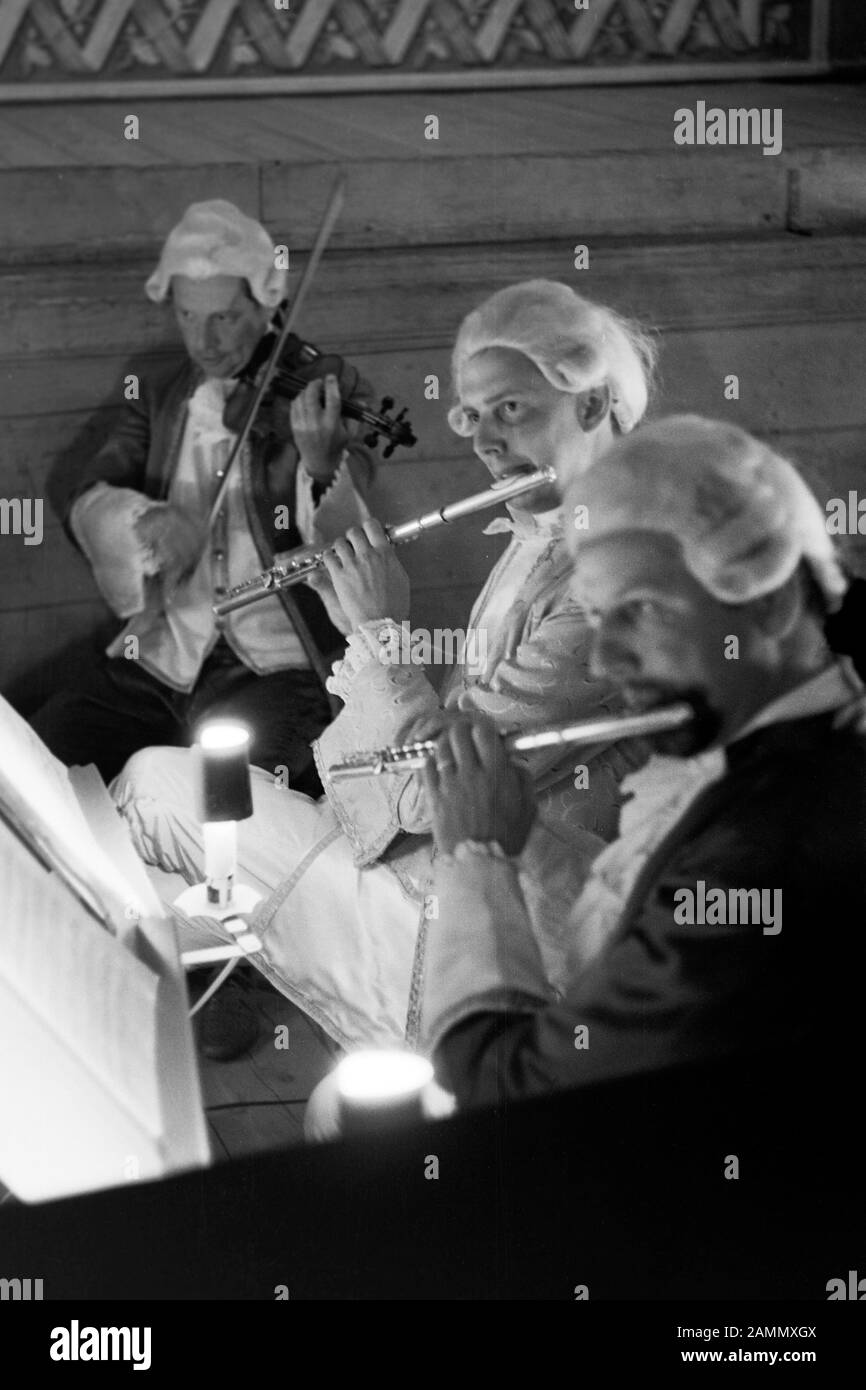 Orchester im Barocken-Schlosstheater spielt die Oper Cosi Fan tutte von Wolfgang Amadeus Mozart, 1969. Orchester, das die Oper Cosi Fan tutte von Wolfgang Amadeus Mozart im Barocktheater des Schlosses, 1969 spielt. Stockfoto