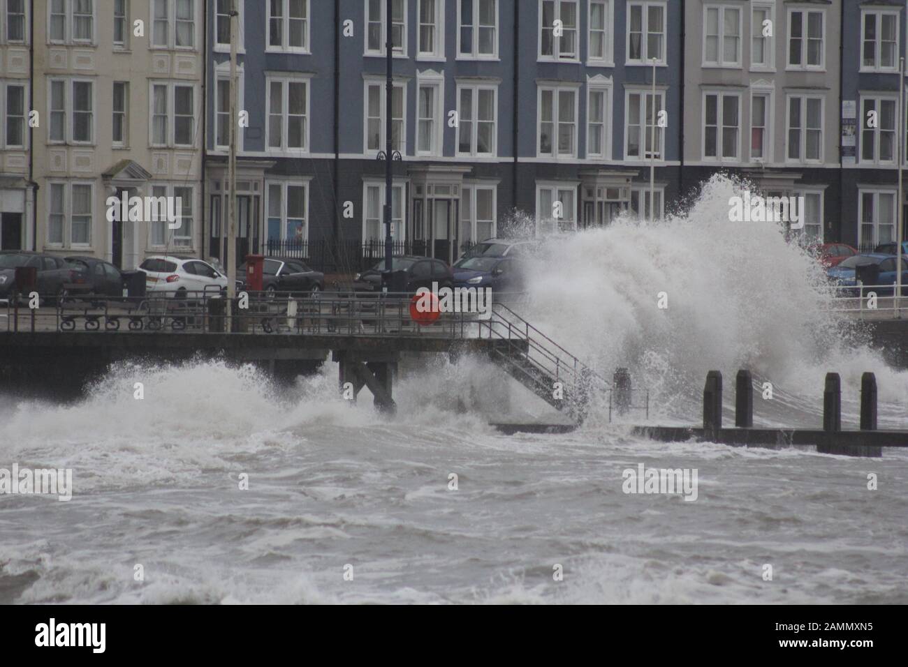 Aberystwyth Wales UK Wetter 14. Januar 2020. Sintflutartiger Regen, gepaart mit starken Wind der Gale Force, die die Küstengebiete von Westwales durchschlagen, riesige Wellen, die durch den starken Wind gegen die Hafenmauer und die Promenade vor Aberystwyth getrieben werden: Credit: Mike davies/Alamy Live News Stockfoto