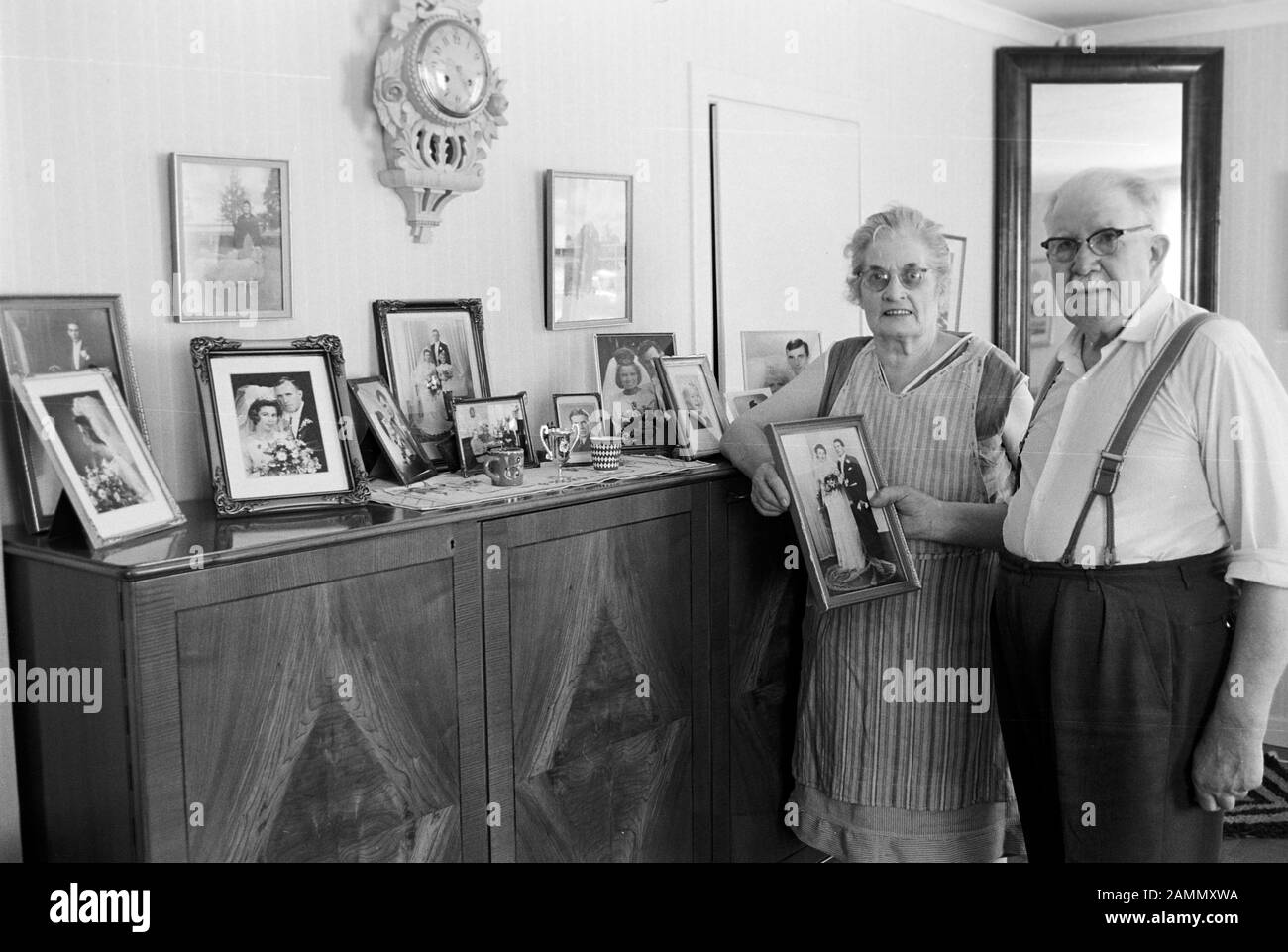 Familienfotos in der Pension in Norrsundet am Bothnischen Meerbusen, 1969. Familienbilder in der Pension im Badeort Norrsundet am Golf von Bothnia, 1969. Stockfoto