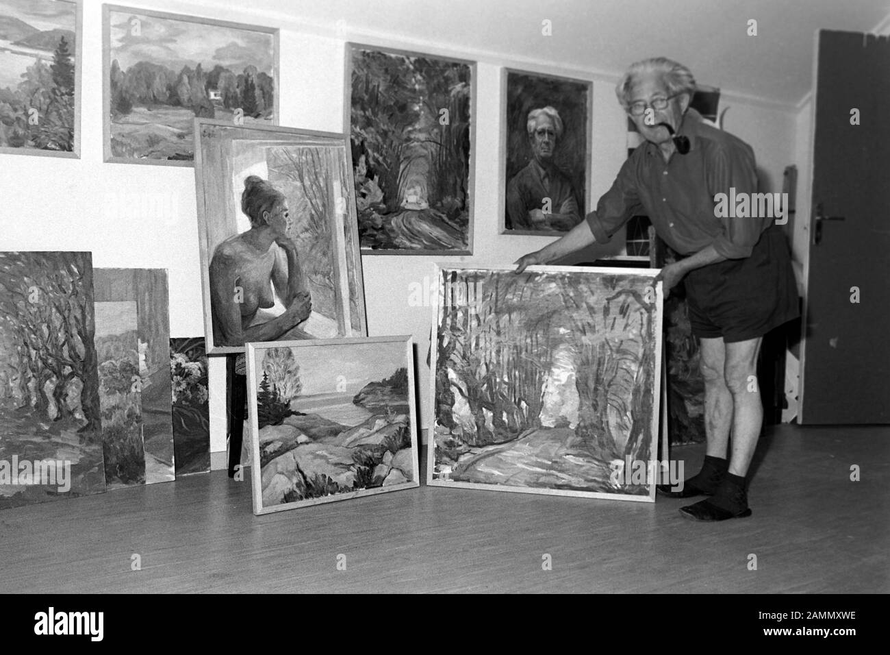 Zu 206 bei Kunstmaler Eric Johannson, dessen Werk im Dritten Reich als entartet eingestuft wurde, in seinem Haus in Lövbrunna Gard bei Täby, 1969. Besuchen Maler Eric Johannson, deren Arbeit eingestuft wurde, wie im Dritten Reich, in seiner Heimat bei Lövbrunna Gard in der Nähe von Täby, 1969 ausarten. Stockfoto