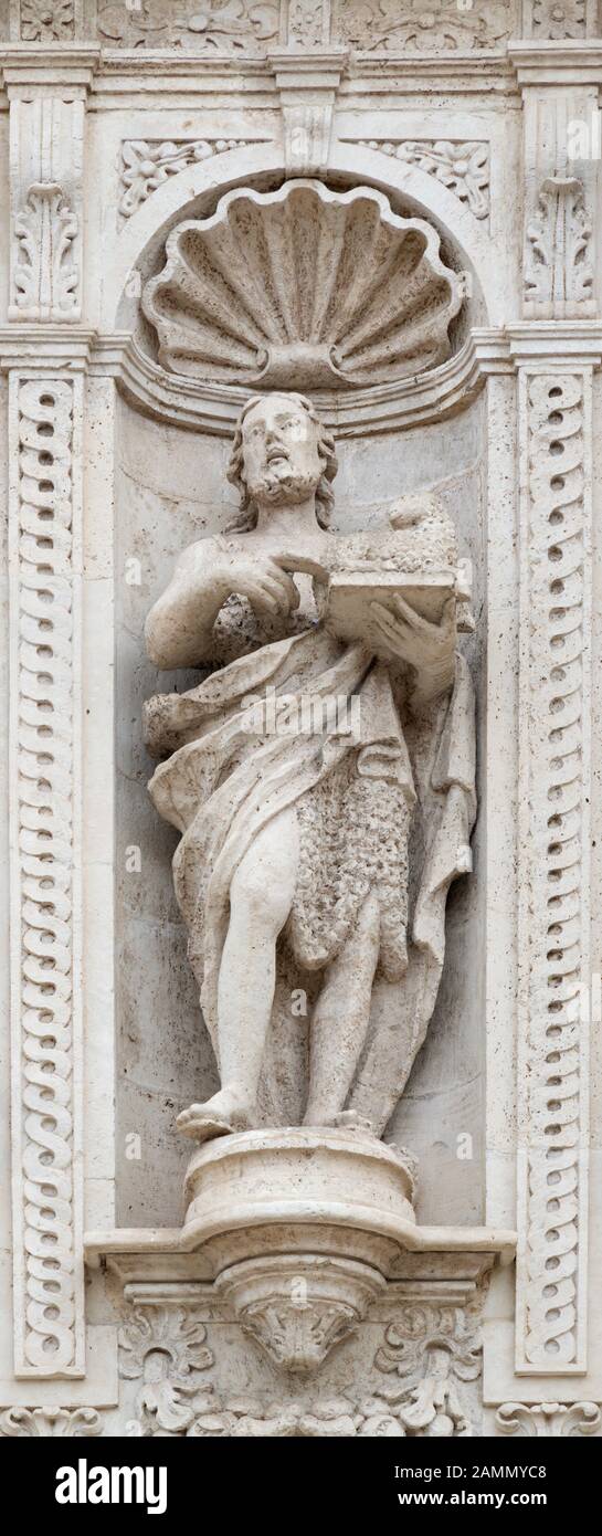 Acireale, ITALIEN - 11. APRIL 2018: Die Statue des heiligen Johannes des Täufers an der Fassade der Basilica Collegiata di San Sebastiano. Stockfoto