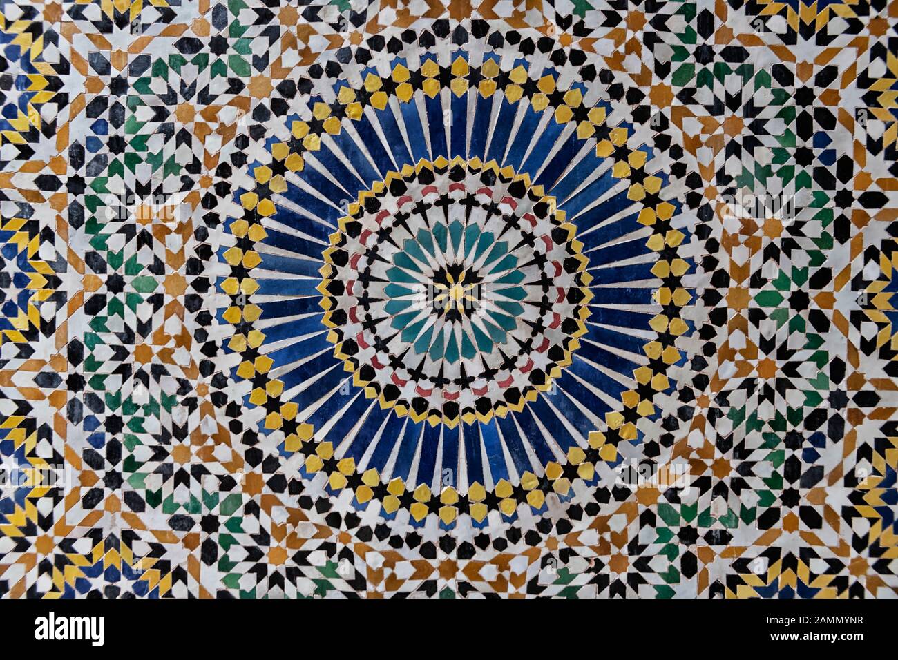 Farbenfrohes 24-faches Sternmuster in traditionell islamischem geometrischem Design aus dem Inneren von Kasbah Telouet, Marokko. Stockfoto