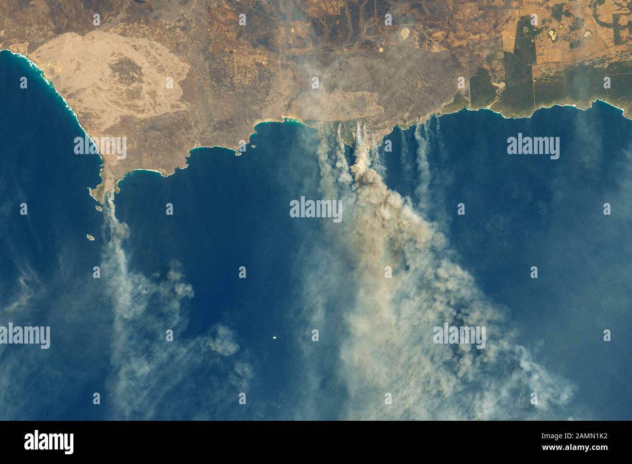 Australien - 9. Januar 2020 - Satellitenansicht von verbranntem Land und Buschfeuern auf Kangaroo Island Australien. Laut Nachrichtenberichten sind es mindestens 156.000 hec Stockfoto