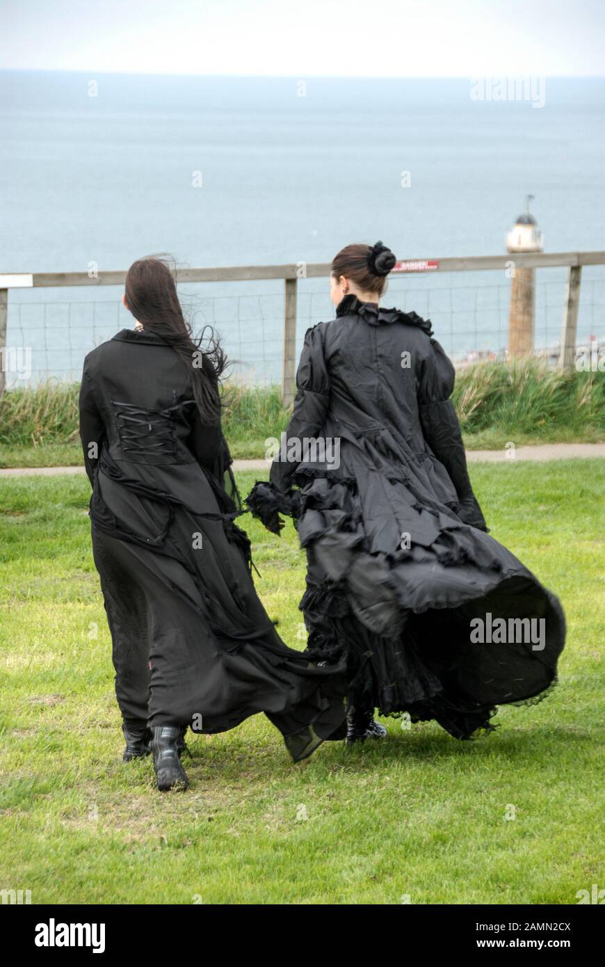 Goth Convention Weekend in Whitby, North Yorkshire in Großbritannien Hunderte von schwarz gekleideten Goten steigen auf den historischen und malerischen Hafen am Meer Stockfoto