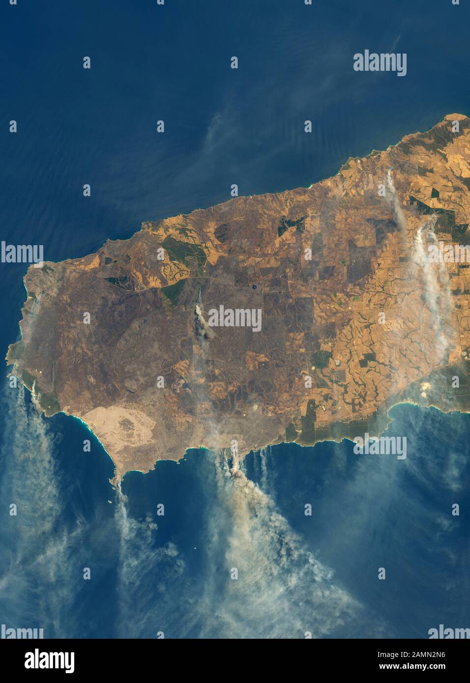 Australien - 9. Januar 2020 - Satellitenansicht von verbranntem Land und Buschfeuern auf Kangaroo Island Australien. Laut Nachrichtenberichten sind es mindestens 156.000 hec Stockfoto