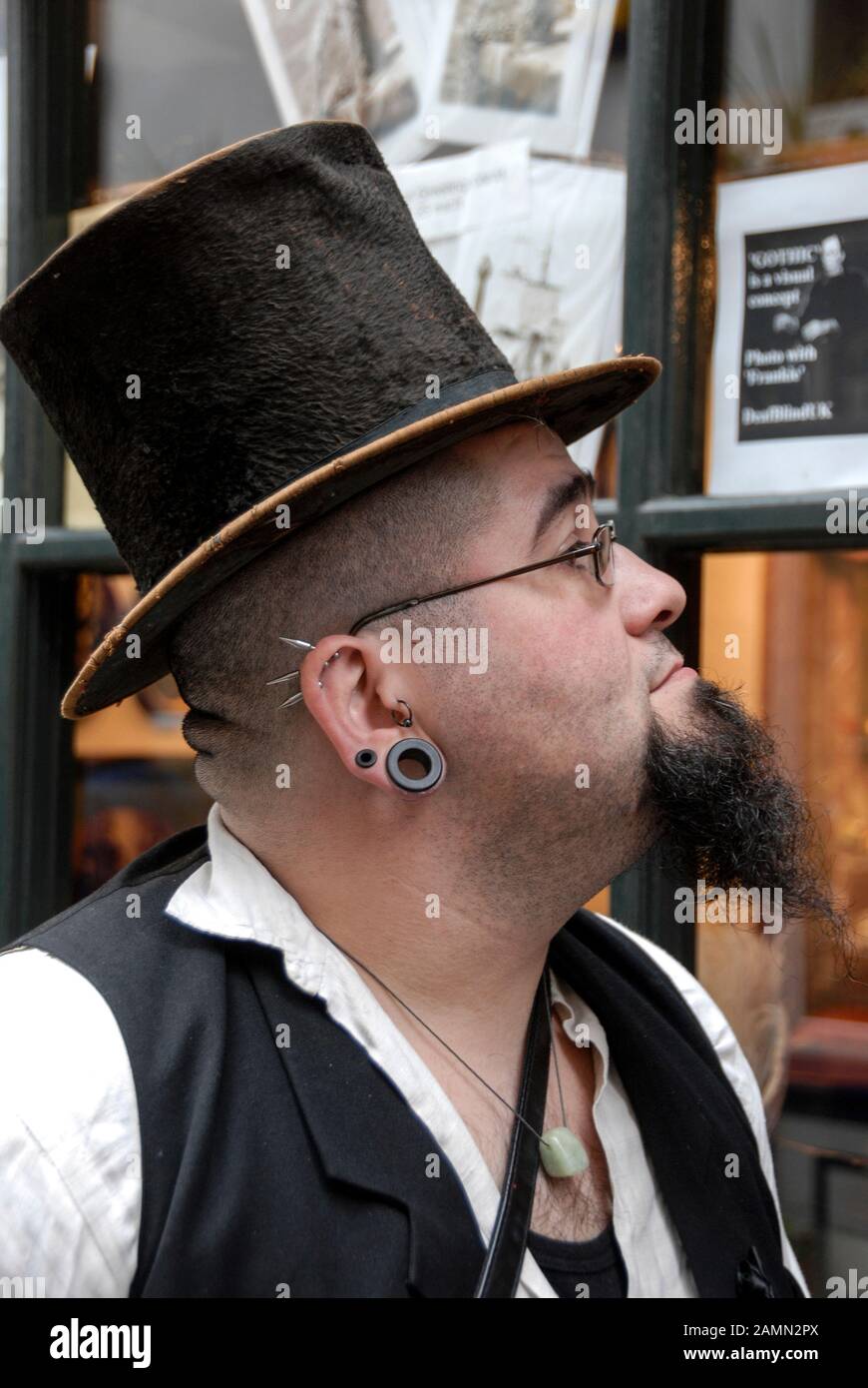 Goth Convention Weekend in Whitby, North Yorkshire in Großbritannien Hunderte von schwarz gekleideten Goths ziehen an der historischen und malerischen Küste harbou ab Stockfoto