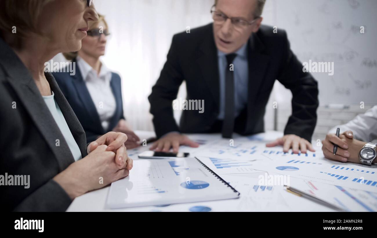 Hysterischer Chef, der seine Untergebenen des Verrats und des Drucks auf die Arbeit beschuldigt Stockfoto