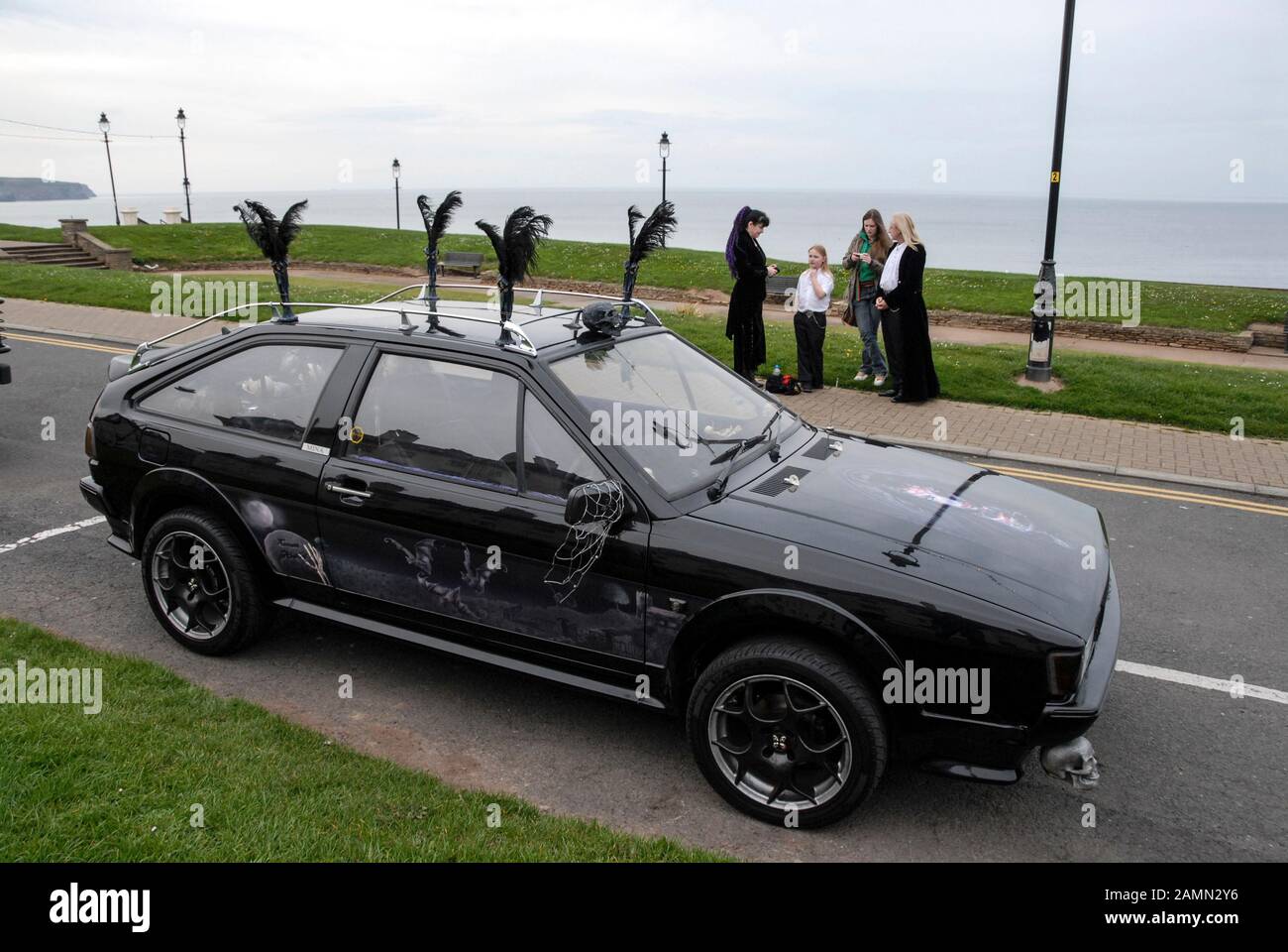 Goth Convention Weekend in Whitby, North Yorkshire in Großbritannien Viele Besucher der Convention, reisten in creepy aussehenden schwarzen Autos oder Goth Custois Stockfoto