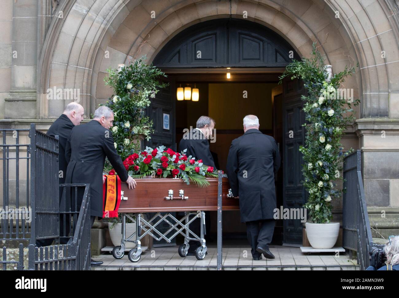 Der Sarg des EuroMllion-Siegers Colin Weir kommt zur Trauerfeier in Partick Burgh Hall, Glasgow. Stockfoto