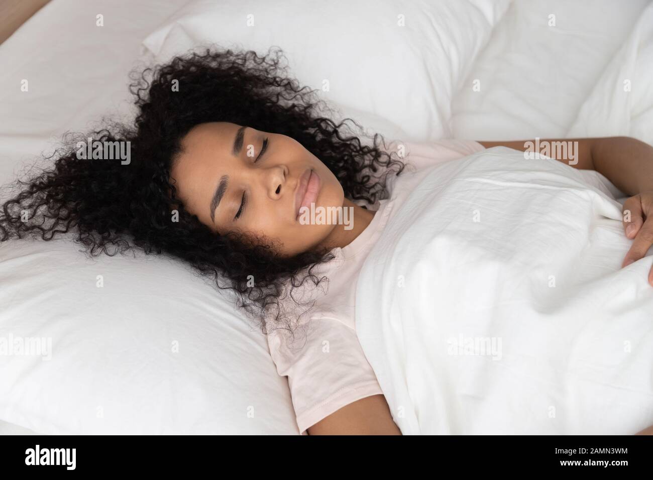 Afrikanische Frau, die im Bett schläft, Nahansicht Stockfoto