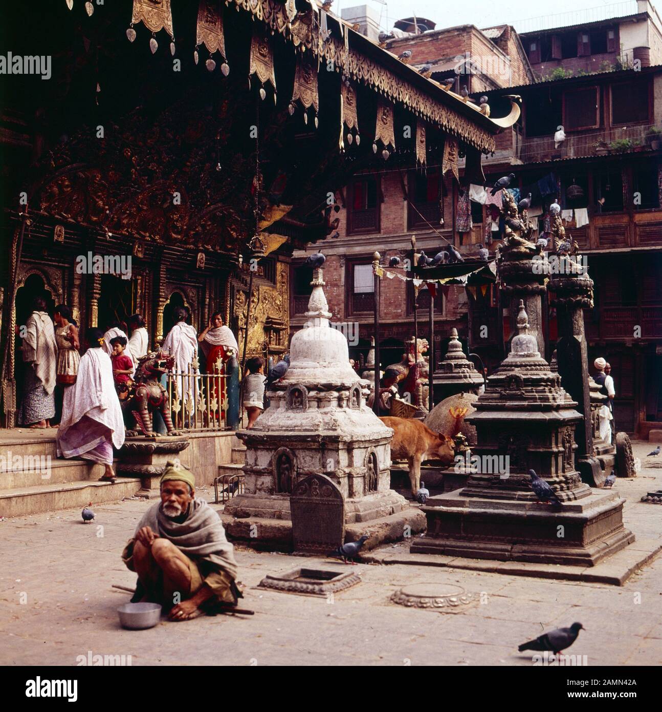 Menschen im einem Tempel in Kathmandu, Nepal 1980er Jahre. Menschen in einem Tempel in Kathmandu, Nepal 1980er Jahre. Stockfoto