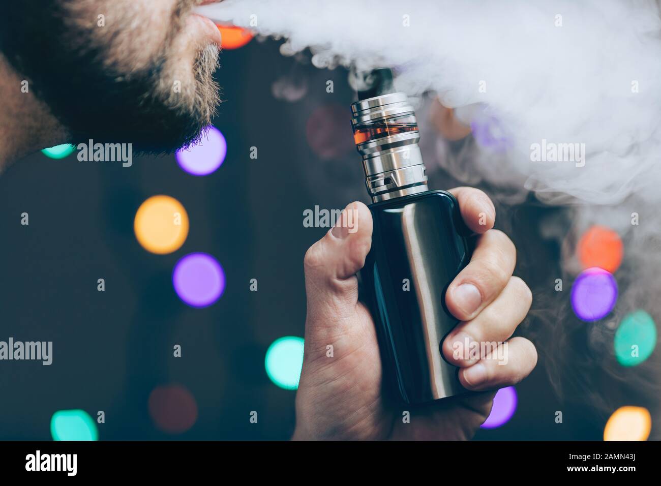 Vaping aromatisierte E-Flüssigkeit aus einer elektronischen Zigarette Stockfoto