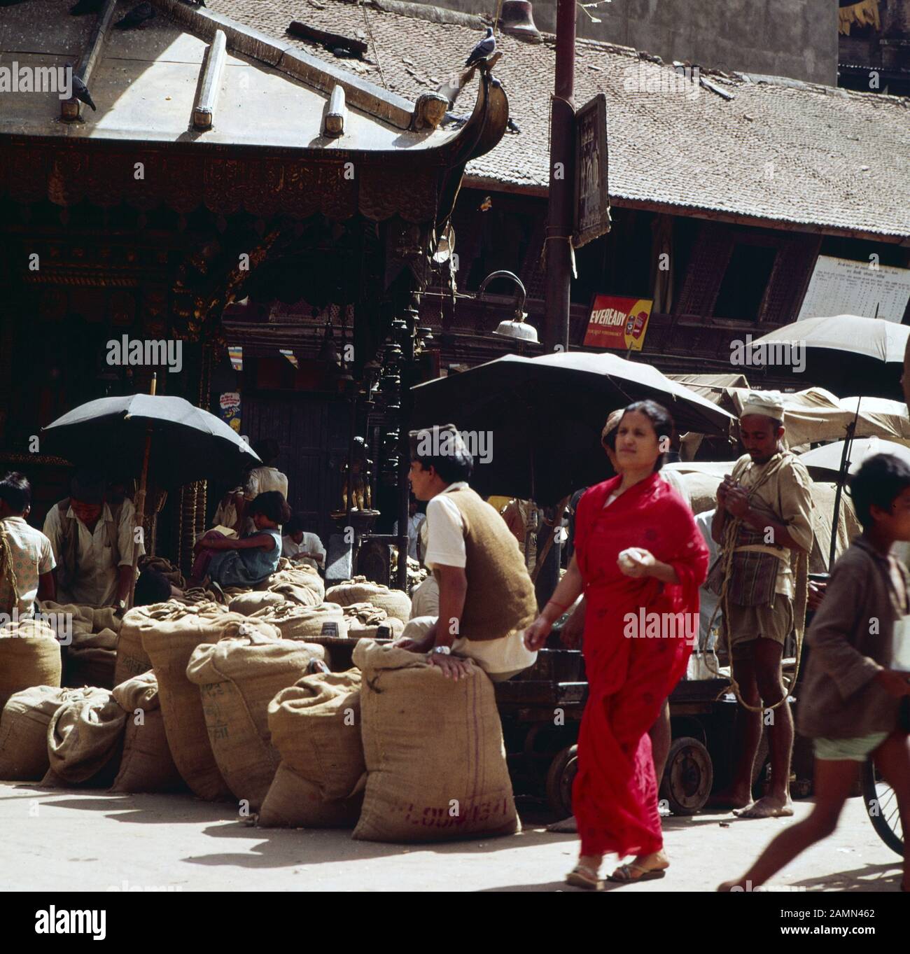 Eine Frau geht auf einem Markt in Kathmandu einkaufen, Nepal 1980er Jahre. Eine Frau, die in Kathmandu, Nepal, in den 1980er Jahren auf einem Markt einkauft. Stockfoto