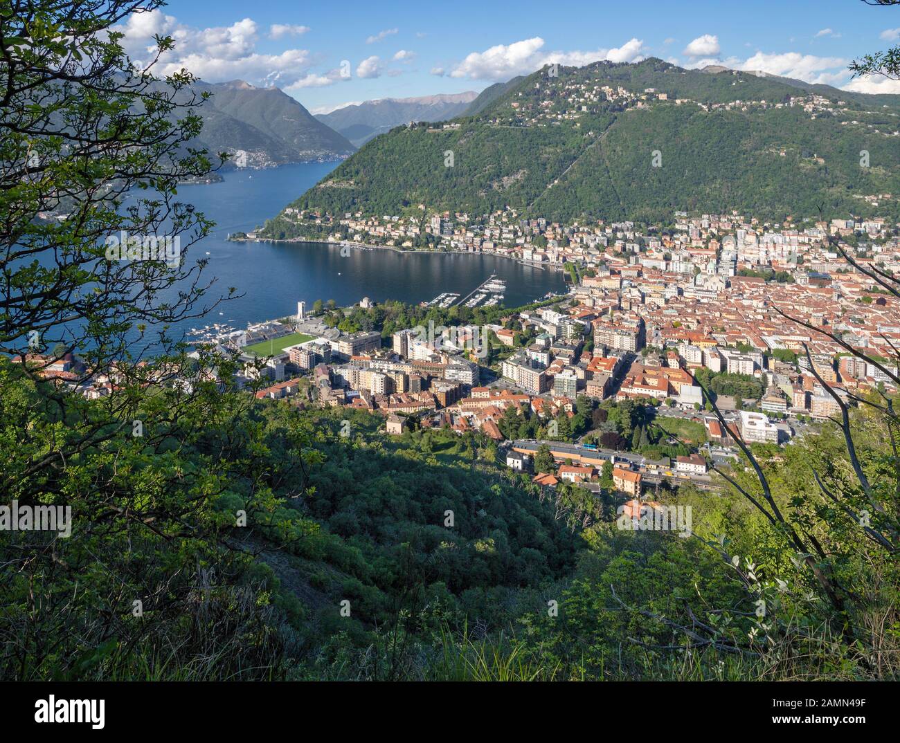 Comer See - die Stadt inmitten der Berge und den Comer See. Stockfoto