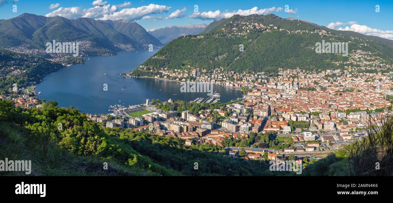 Comer See - die Stadt inmitten der Berge und den Comer See. Stockfoto