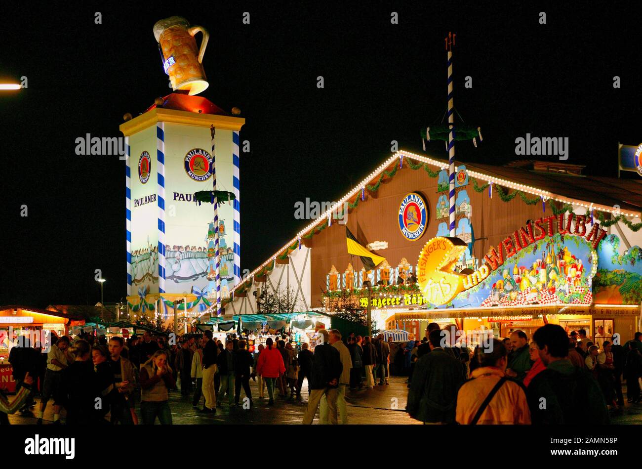 Besucher des Oktoberfest-Bierfestes in München, Bayern, Deutschland, Europa, 01. Oktober 2003 Stockfoto