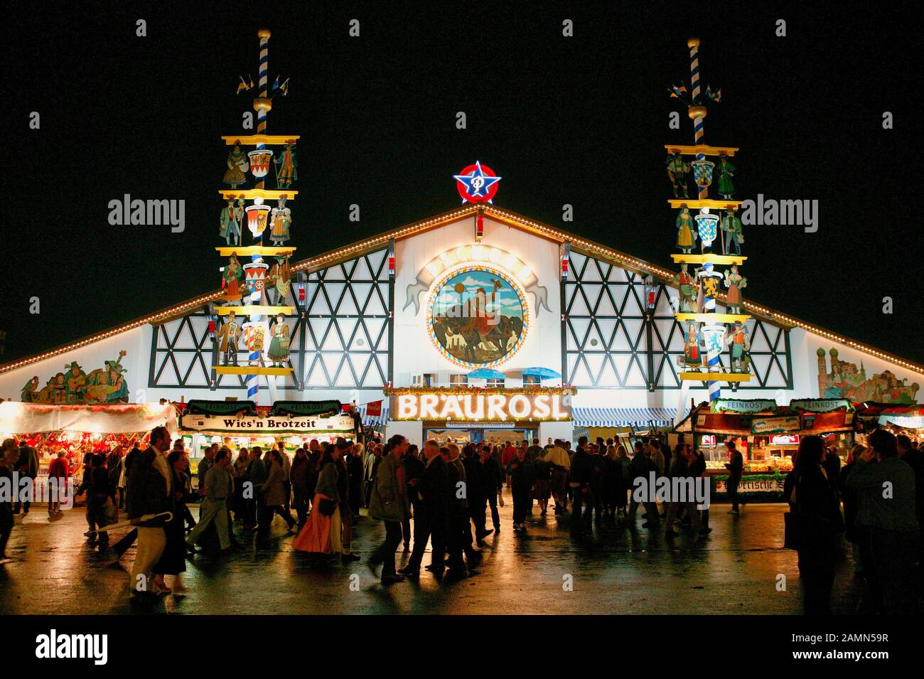 Besucher des Oktoberfest-Bierfestes in München, Bayern, Deutschland, Europa, 01. Oktober 2003 Stockfoto