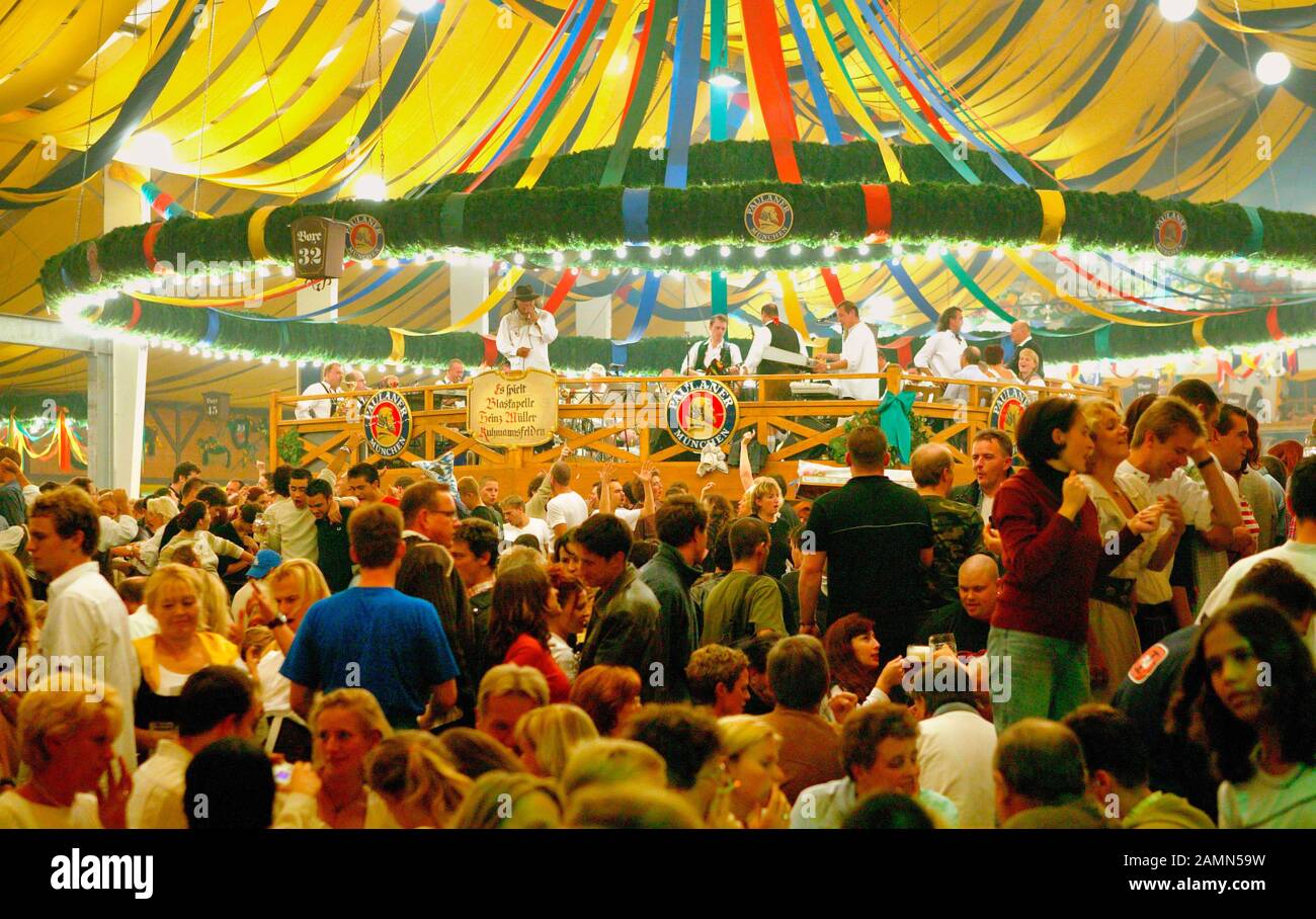 Fröhliche Besucher in einem Bierzelt beim Oktoberfest, München, Bayern, Deutschland, Europa, 01. Oktober 2003 Stockfoto