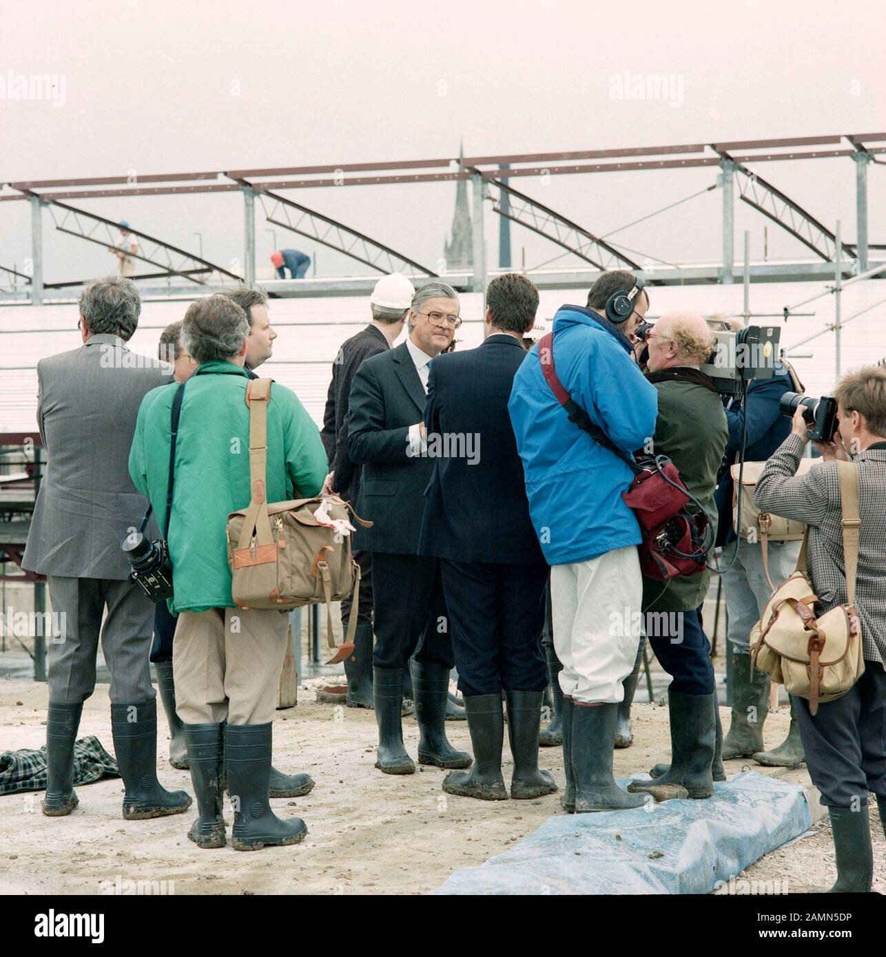 1989 und der konservative Bildungsminister Kenneth Baker, der eine im Bau befindliche Schule in Bradford, West Yorkshire, Nordengland, Großbritannien besucht Stockfoto