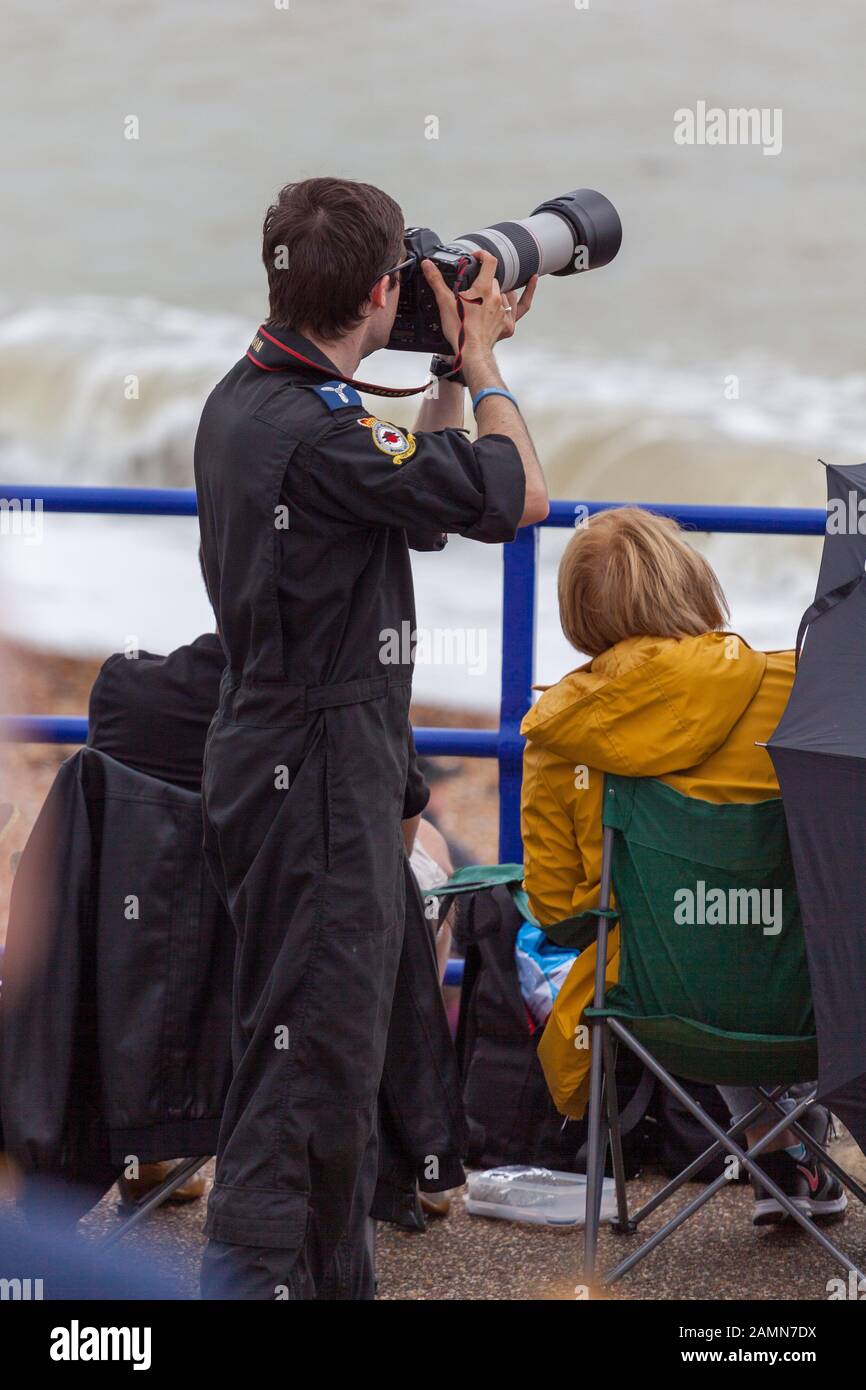Fotograf mit Teleobjektiv auf der Eastbourne Airshow. Stockfoto